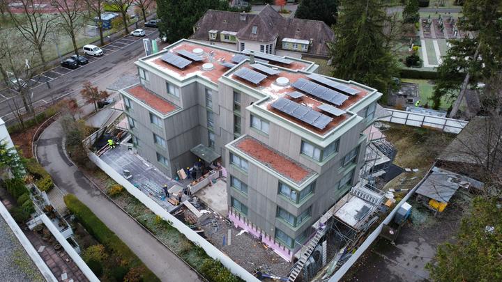 Flachdach mit PV-Anlage, Luftaufnahme der Concenti GmbH