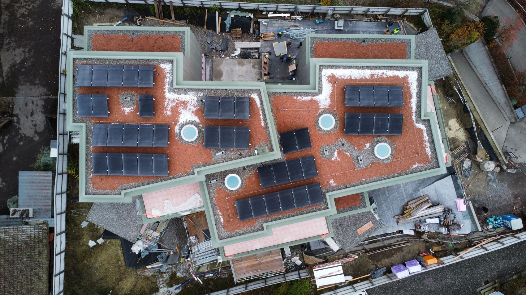Flachdach mit PV-Anlage, Luftaufnahme der Concenti GmbH