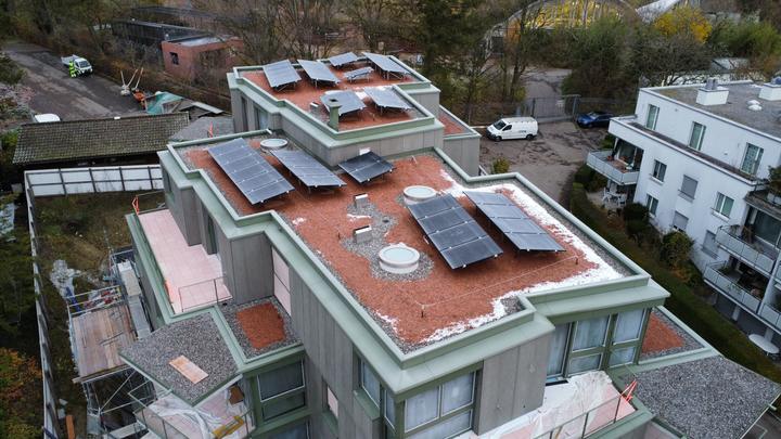 Flachdach mit PV-Anlage, Luftaufnahme der Concenti GmbH