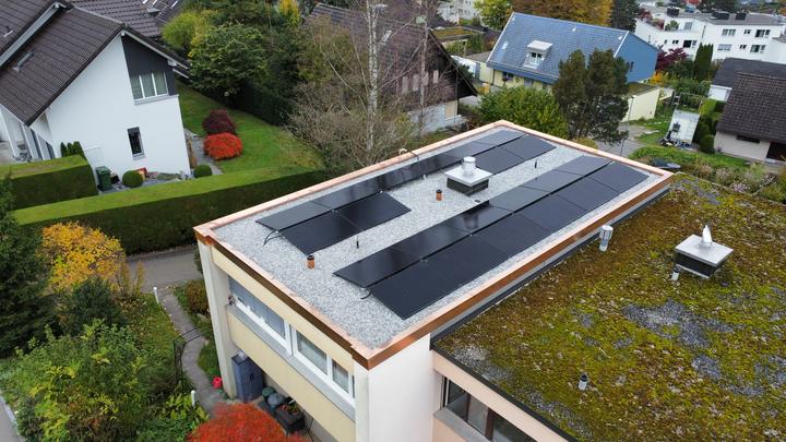 Flachdach mit PV-Anlage, Luftaufnahme der Concenti GmbH