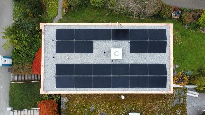 Flachdach mit PV-Anlage, Luftaufnahme der Concenti GmbH