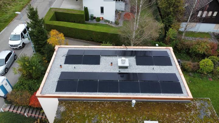 Flachdach mit PV-Anlage, Luftaufnahme der Concenti GmbH