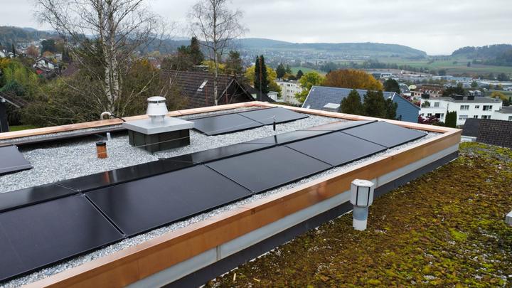 Flachdach mit PV-Anlage, Luftaufnahme der Concenti GmbH