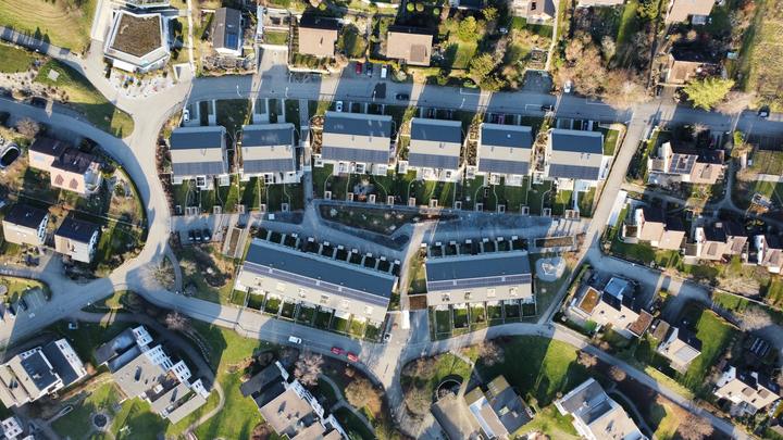 Flachdach mit PV-Anlage, Luftaufnahme der Concenti GmbH