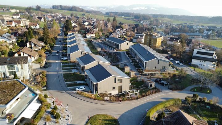 Flachdach mit PV-Anlage, Luftaufnahme der Concenti GmbH