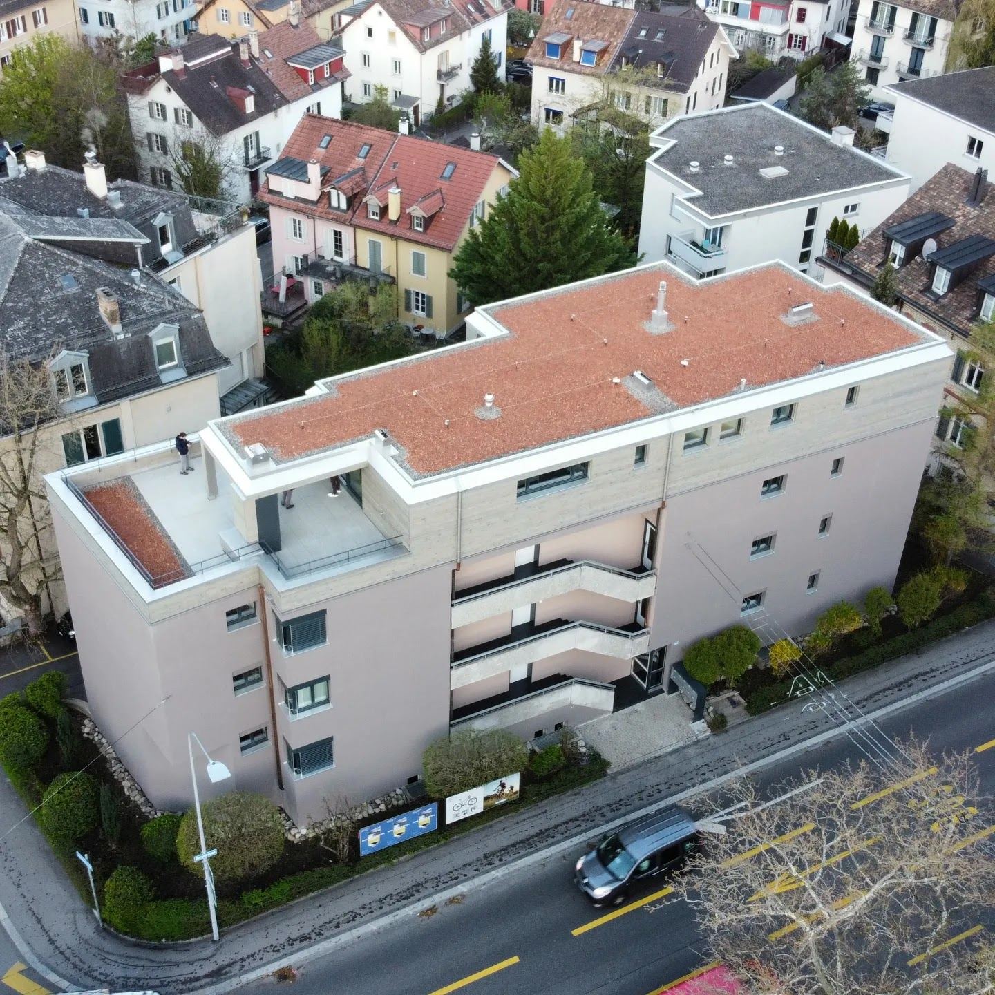 Mehrfamilienhaus mit Flachdach von oben